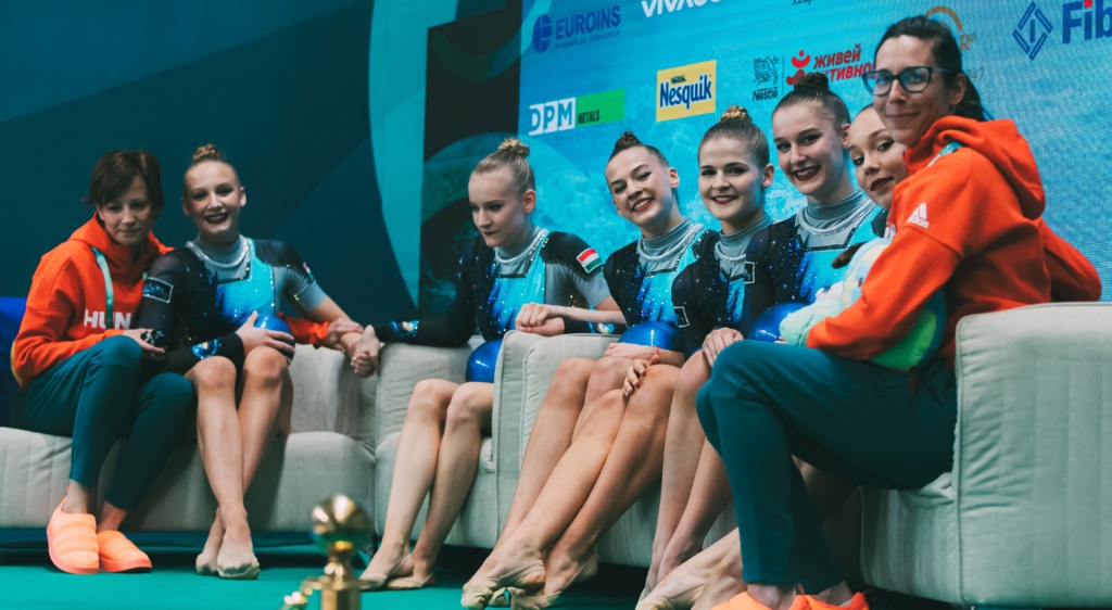 Rg-vb: Az együttes kéziszercsapatnál minél előrébb végezni az összetett versenyben a cél